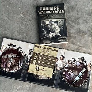 The Walking Dead 3discs/first season and book. Triumph of The Walking Dead.